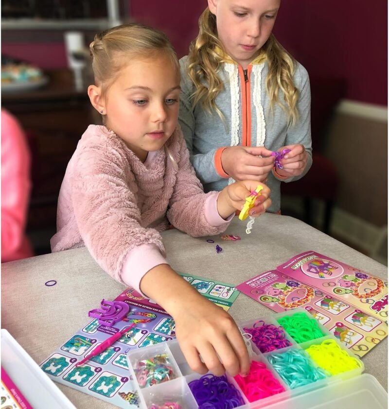 Rainbow-Loom -Loomi-Pals „ -Mini-Combo-Set,-Features-60-CUTE-Assorted-Loomi-Pals-Charms,1-Happy-Loom,-2100-Colorful-Bands-all-in-a-Carrying-Case-for-Boys-and-Girls-7+ - Image 7